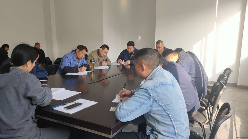 小标题：职场竞争加剧，短期培训应运而生