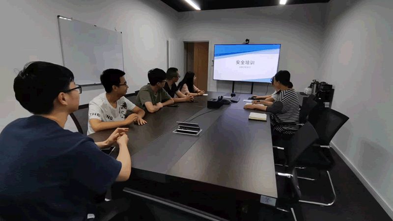 以下以某机构课程体系为例，具体说明如何安排课时和师资配置：