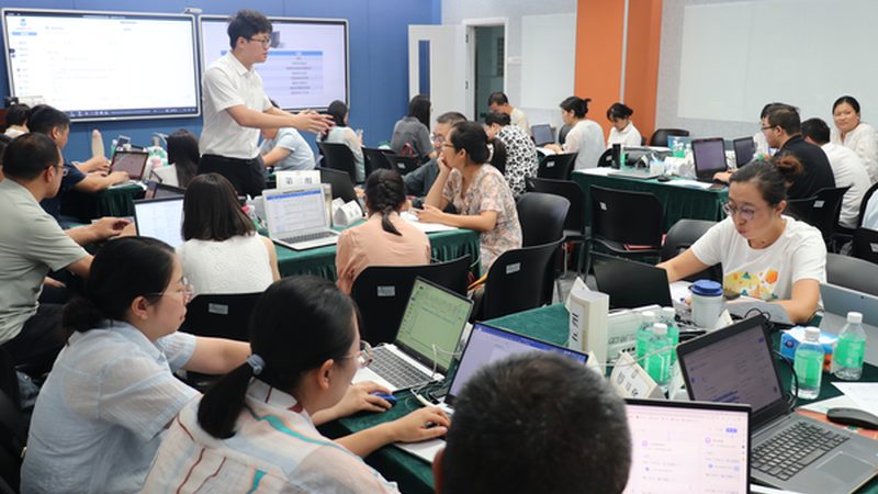 会计培训周末班的价格主要由以下几个方面构成：